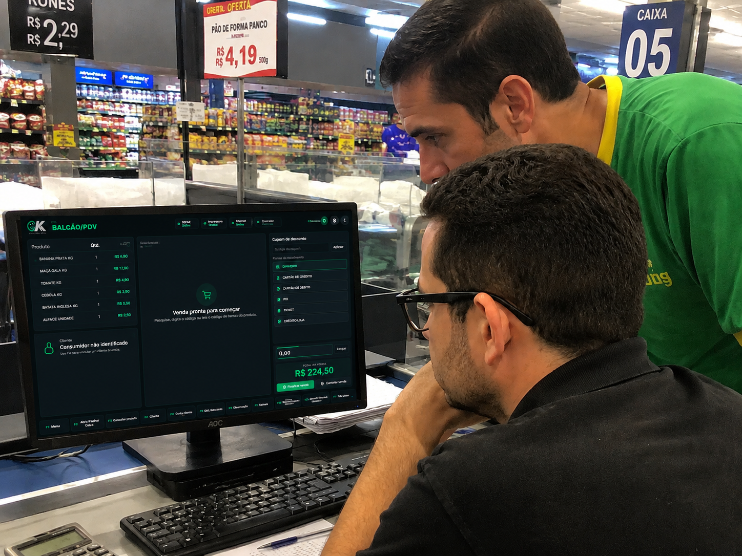Mercado usando o OK Sistema no balcão