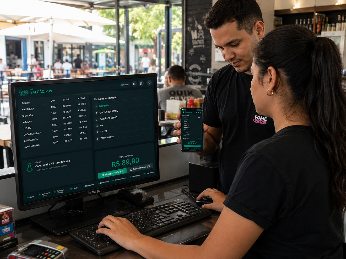 Restaurante usando OK Sistema no atendimento